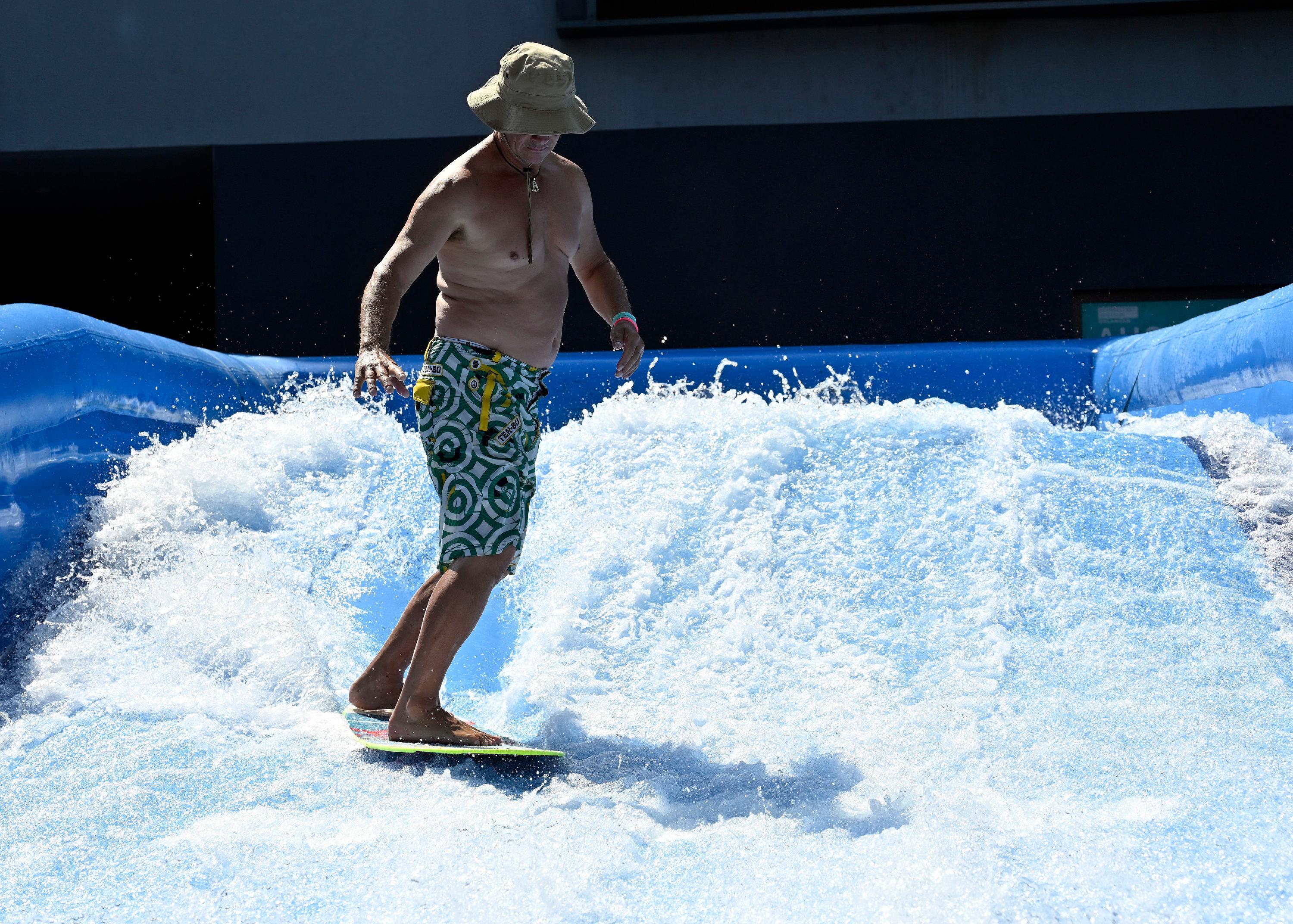 Spaß im Jubiläumsjahr: Surfen auf der Pop-Up Welle vor den Erlanger Arcaden.