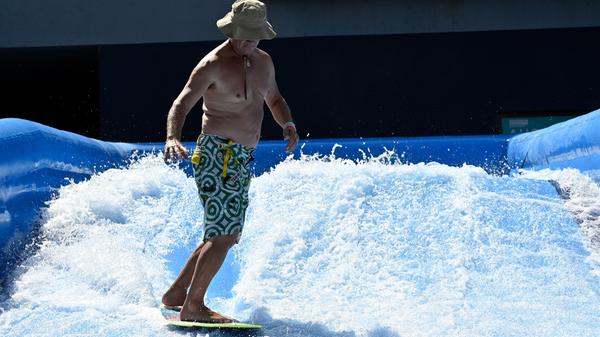 Spaß im Jubiläumsjahr: Surfen auf der Pop-Up Welle vor den Erlanger Arcaden.