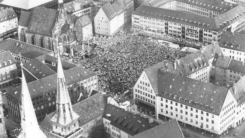 Proppenvoll: Der Auftakt des Kirchentags auf dem Nürnberger Hauptmarkt.