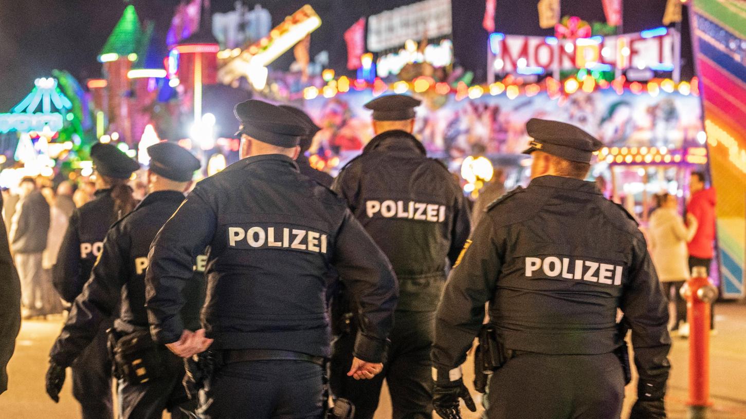 Insgesamt 600 Polizeibeamte sorgen beim Oktoberfest 2022 für Sicherheit.
Insgesamt 600 Polizeibeamte sorgen beim Oktoberfest 2022 für Sicherheit.