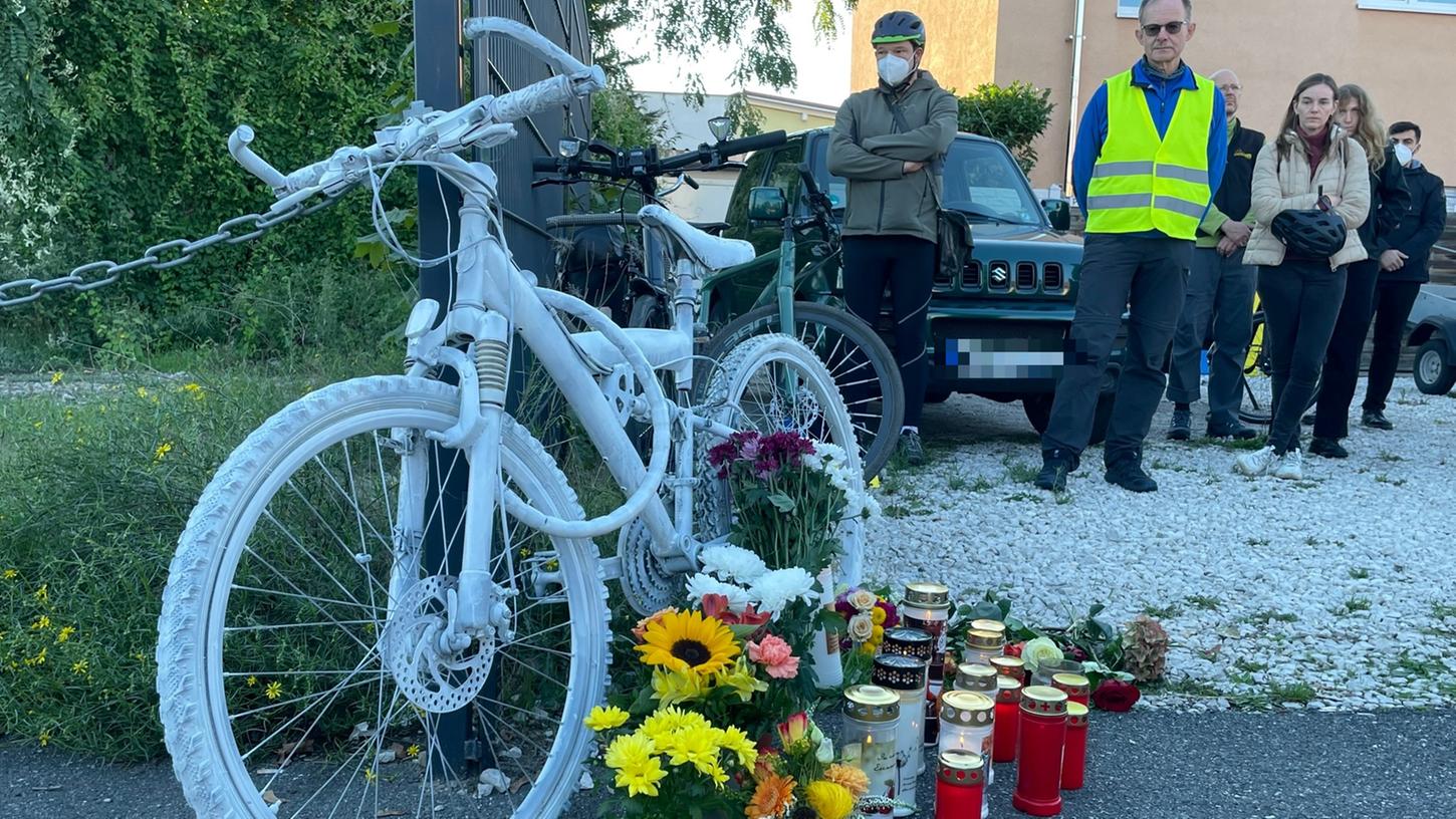 Mit einem aufgestellten "Ghost"-Bike gedachten 100 Teilnehmer der Mahnwache dem verstorbenen Radfahrer in der Höfener Straße
