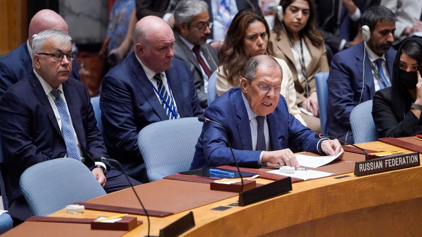 Russlands Außenminister Sergej Lawrow (r) äußert sich im UN-Sicherheitsrat in New York zur Lage in der Ukraine. Russlands Außenminister Sergej Lawrow (r) äußert sich im UN-Sicherheitsrat in New York zur Lage in der Ukraine.