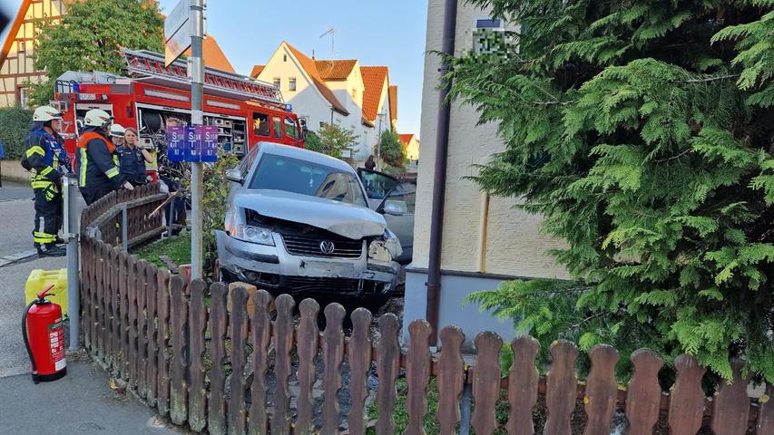 Technische Mängel? Autofahrer reißt in Franken Gartenzaun nieder und knallt gegen Hauswand Technische Mängel? Autofahrer reißt in Franken Gartenzaun nieder und knallt gegen Hauswand