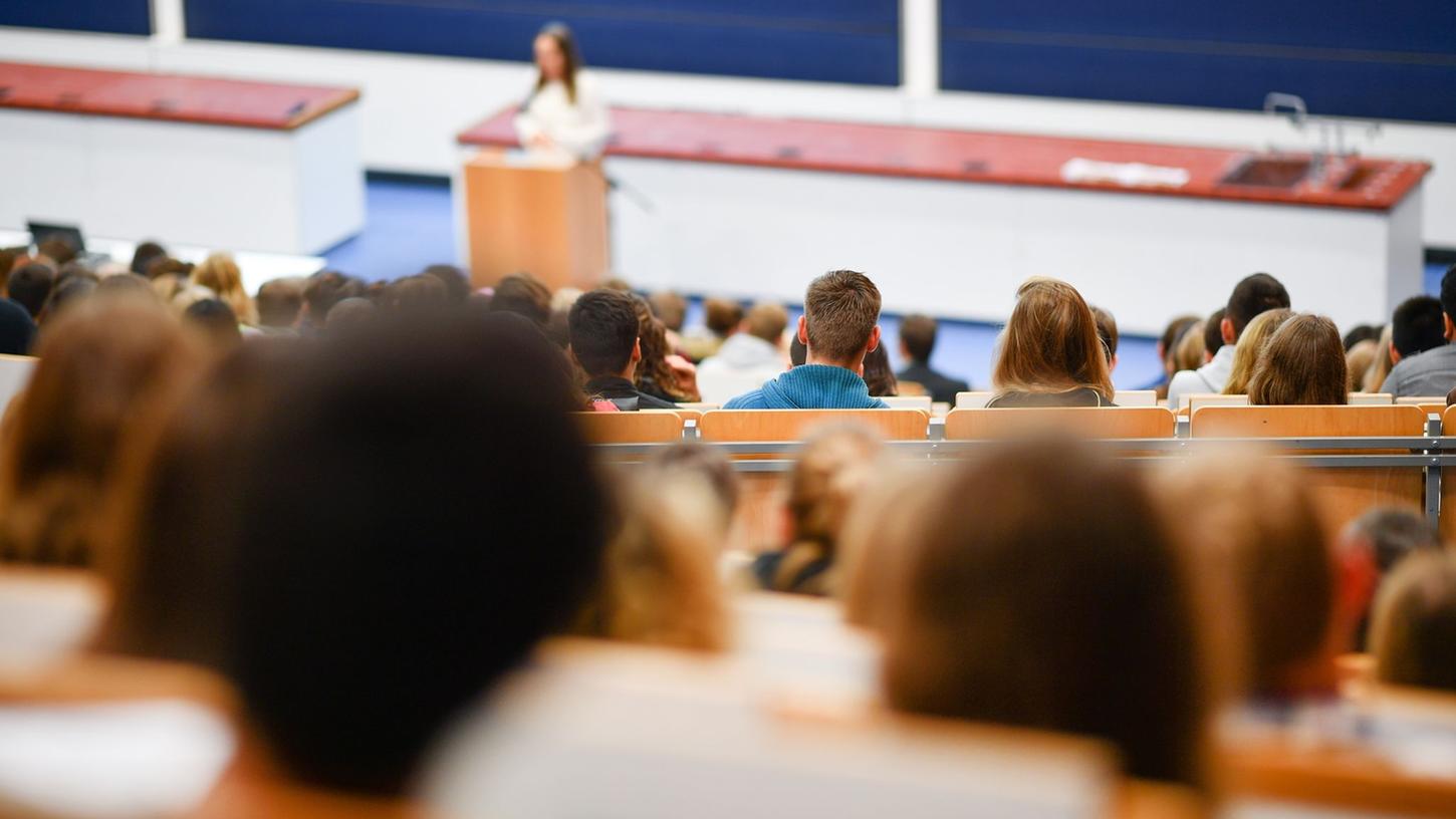 Studierende sitzen in einem Hörsaal der Universität Heidelberg.