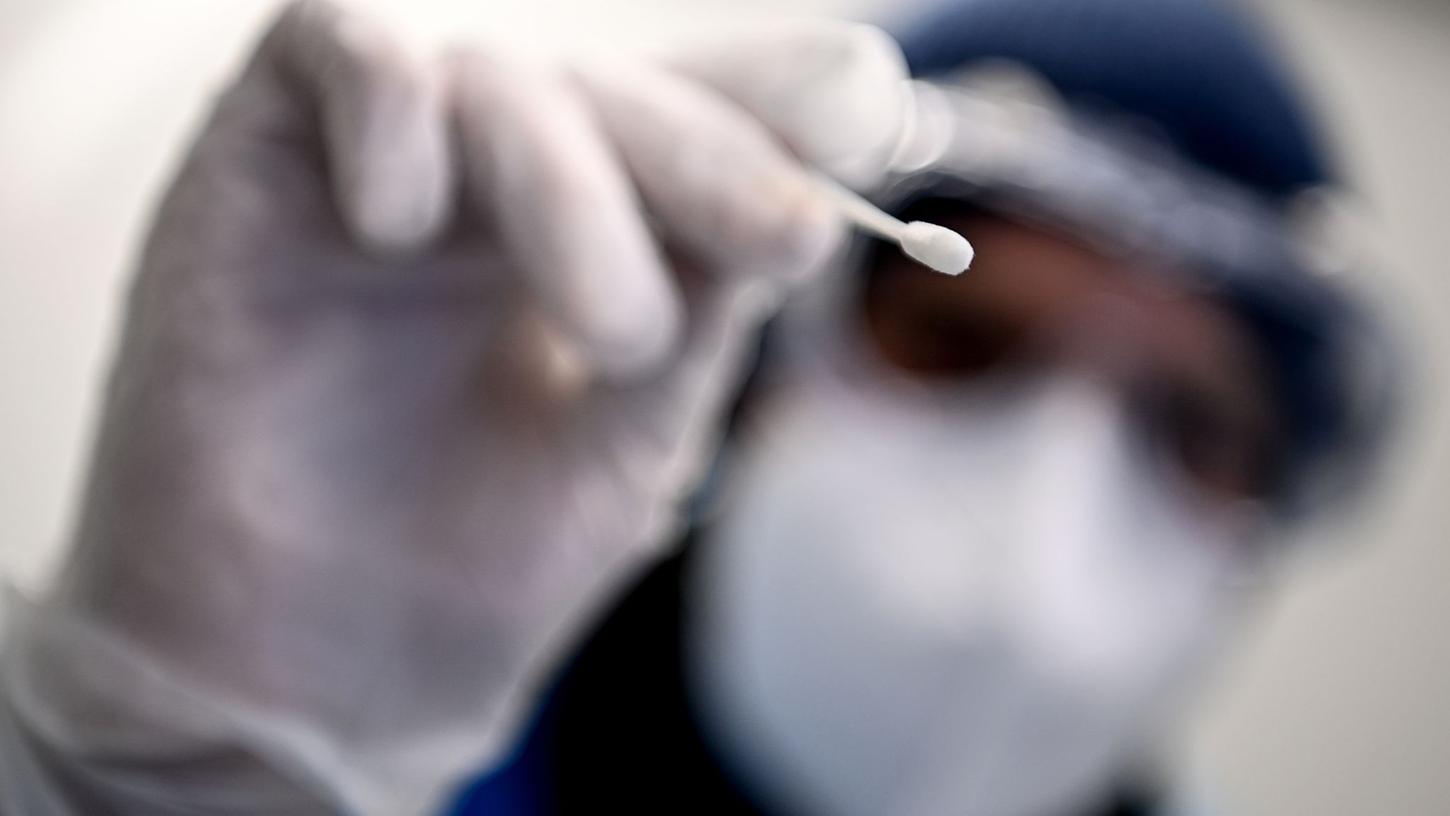 Ein Arzt bereitet in Berlin die Probe für einen PCR-Test vor. Ein Arzt bereitet in Berlin die Probe für einen PCR-Test vor.