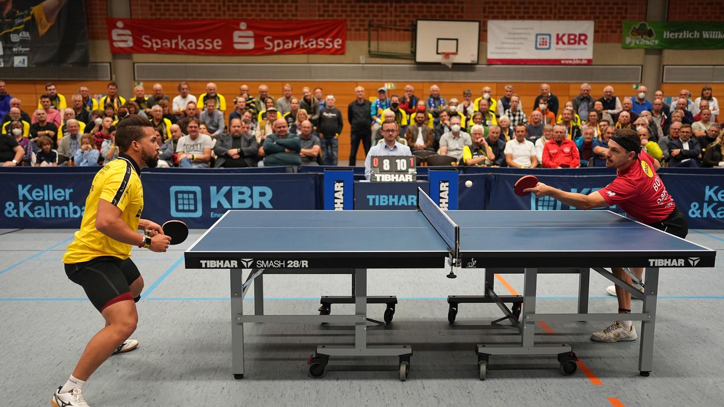 Andy Pereira (links) liefert sich gegen Düsseldorfs Timo Boll einen spannenden Kampf in der Hilpoltsteiner Stadthalle.
Andy Pereira (links) liefert sich gegen Düsseldorfs Timo Boll einen spannenden Kampf in der Hilpoltsteiner Stadthalle.