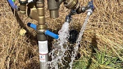 An zwei Tagen hintereinander lief das Wasser in der Ziegelstraße stundenlang und floss ungenutzt ab.
An zwei Tagen hintereinander lief das Wasser in der Ziegelstraße stundenlang und floss ungenutzt ab.