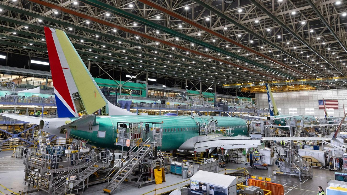 Boeing-Mitarbeiter arbeiten an der Endmontagelinie der 737 MAX im Boeing-Werk in den USA. Boeing-Mitarbeiter arbeiten an der Endmontagelinie der 737 MAX im Boeing-Werk in den USA.