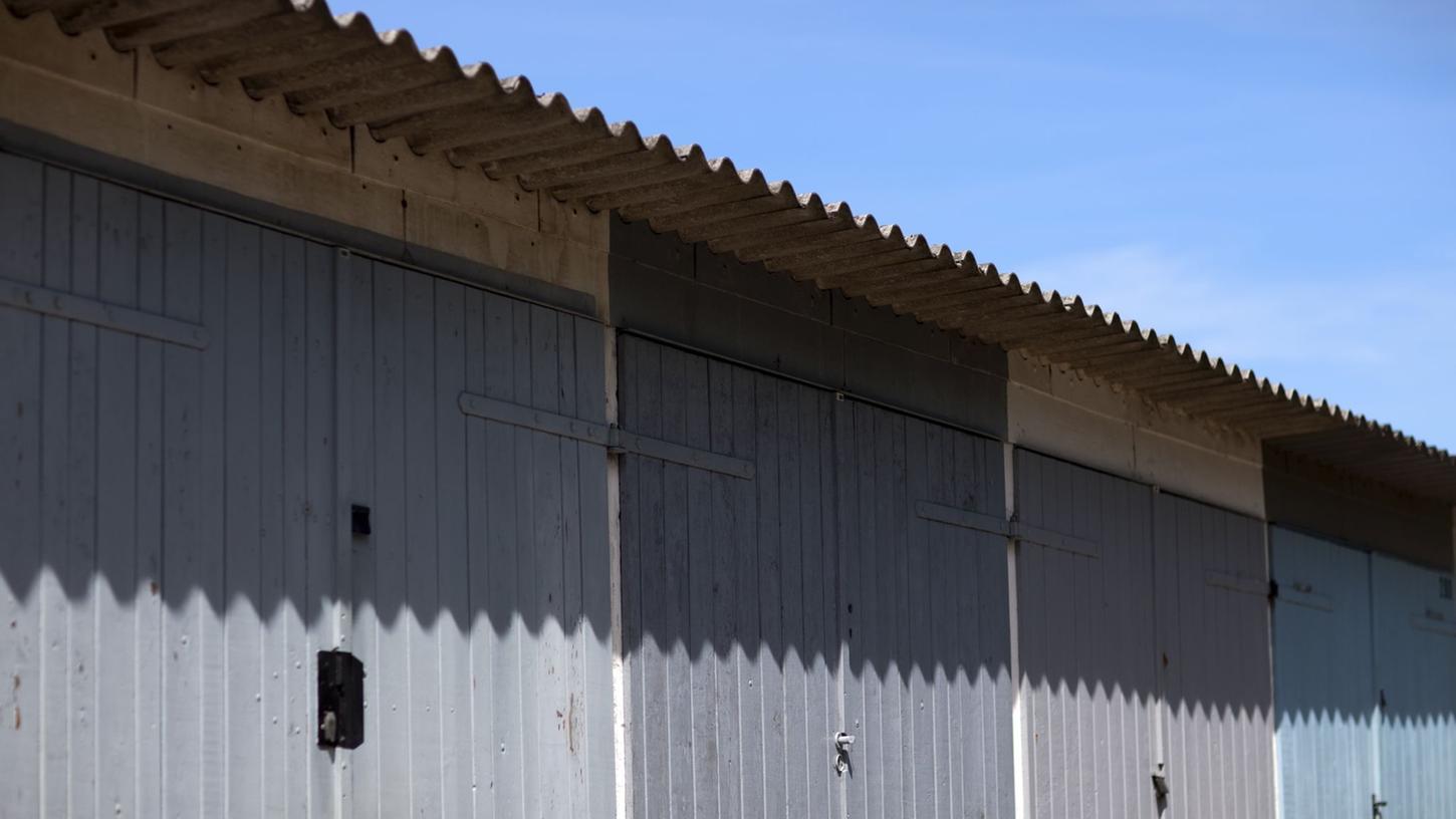 Wer eine Garage nur über ein Nachbargrundstück erreichen kann, muss im Einzelfall trotz Nutzungsrecht gewisse Umstände in Kauf nehmen.