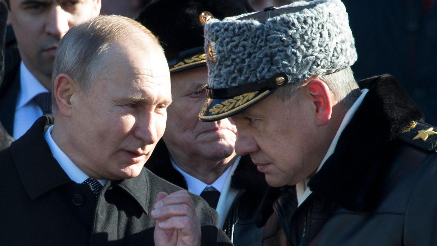 Der russische Präsident Wladimir Putin (l) und Verteidigungsminister Sergej Schoigu.
