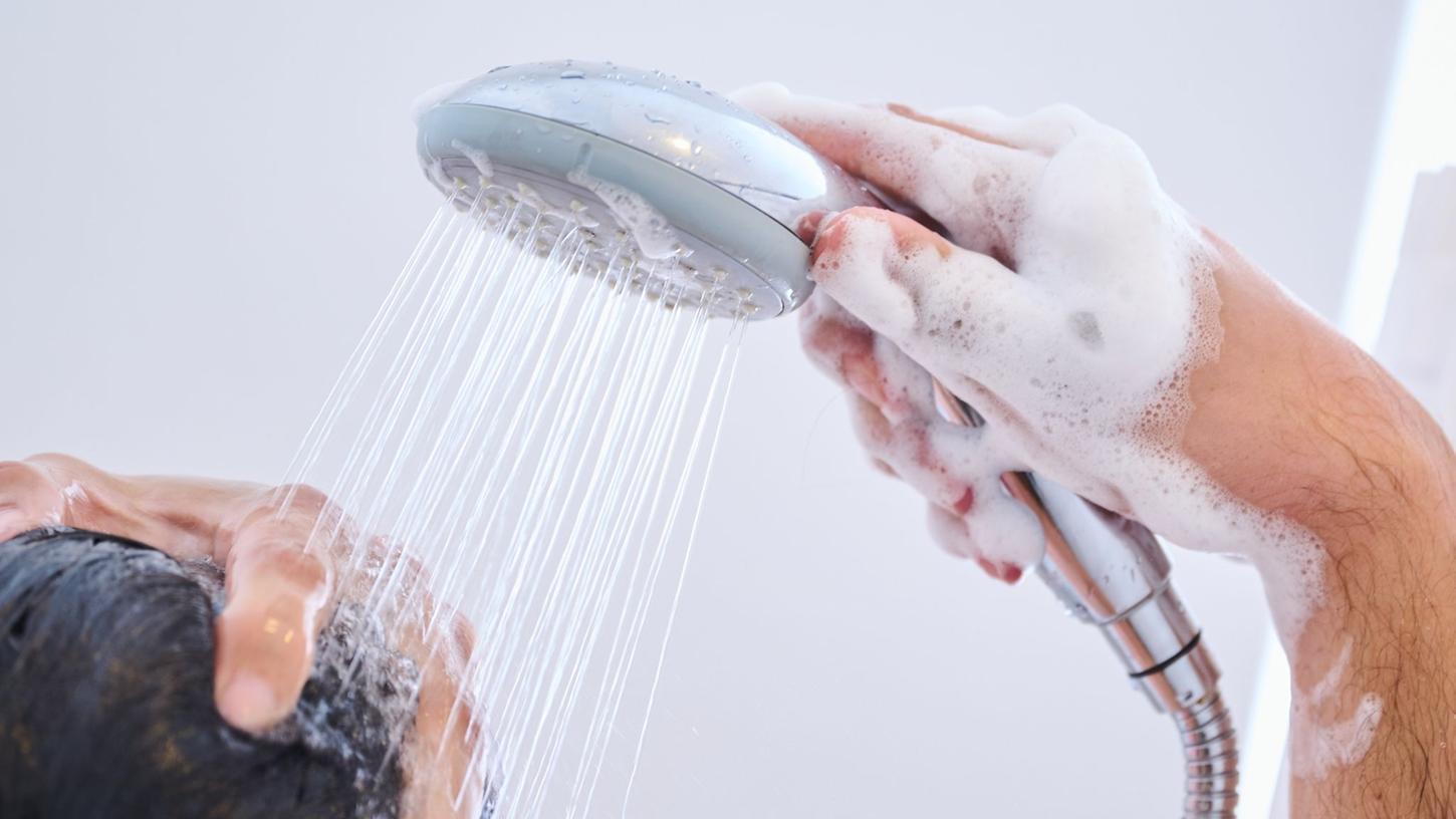 Die tägliche Dusche gehört für viele Menschen dazu - zur Körperhygiene, aber auch, um beschwingt in den Tag zu starten.