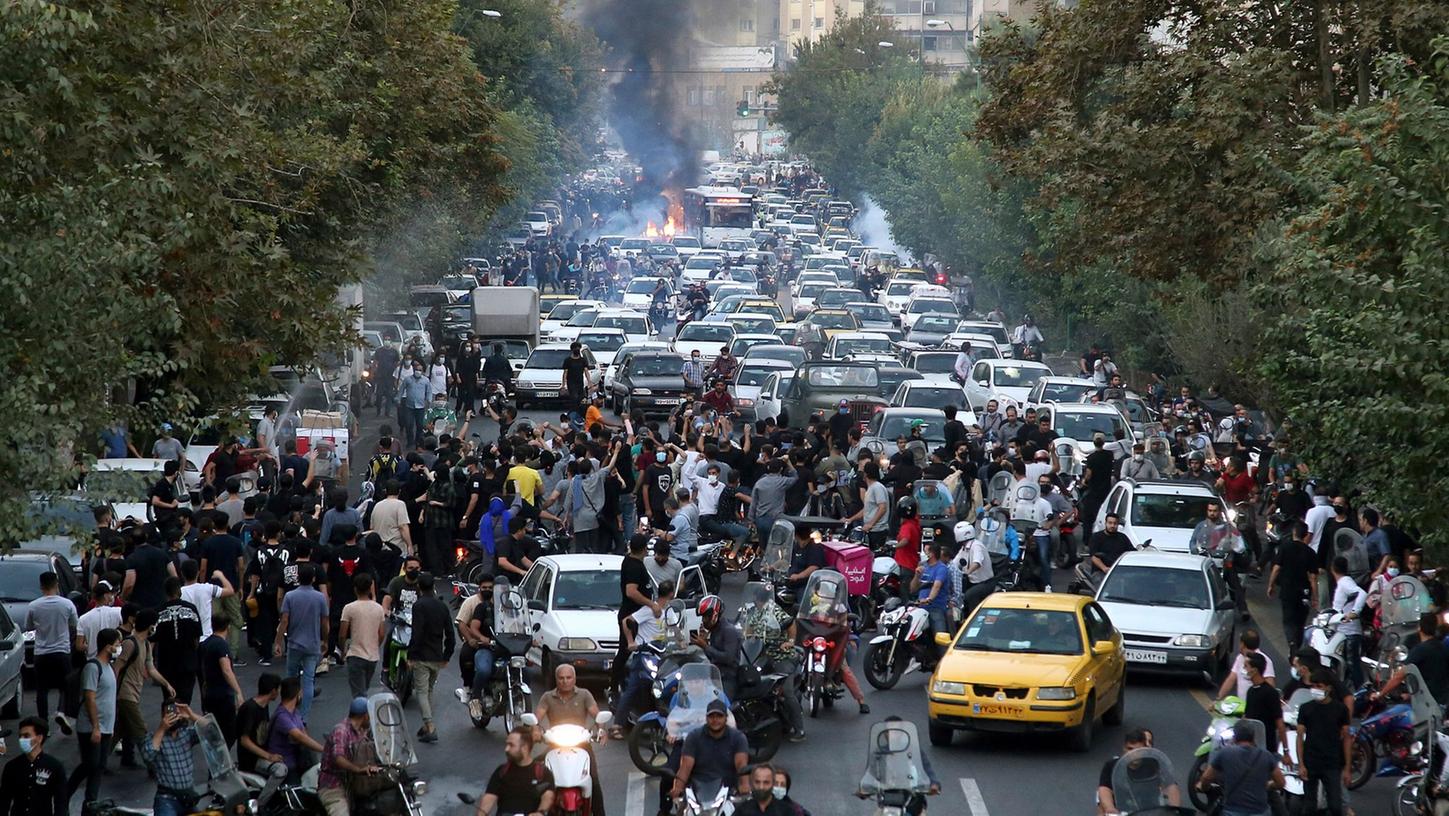 Demonstrierende rufen während eines Protestes in der Innenstadt von Teheran Parolen gegen den Tod der 22-jährigen Iranerin Mahsa Amini. Demonstrierende rufen während eines Protestes in der Innenstadt von Teheran Parolen gegen den Tod der 22-jährigen Iranerin Mahsa Amini.