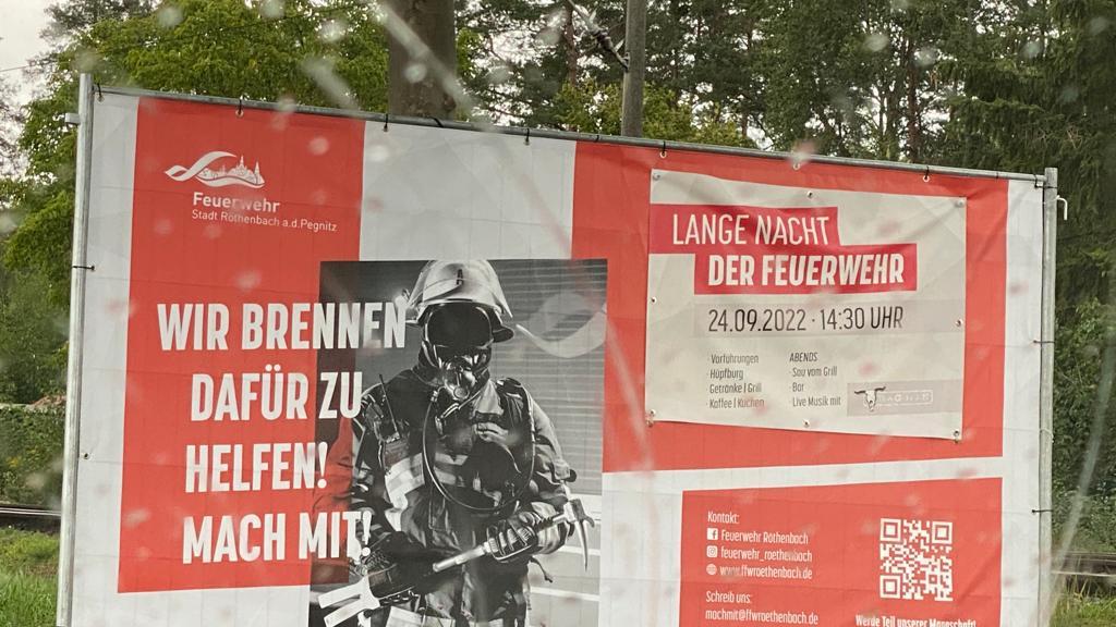 Mit diesen Plakaten werben die Feuerwehren für die „Lange Nacht" am Samstag.