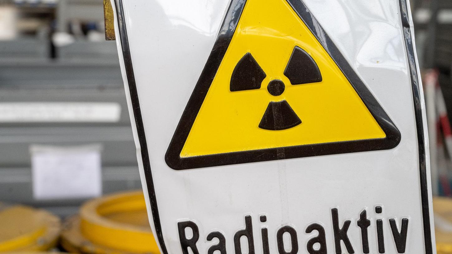 Ein Warnschild mit der Aufschrift "Radioaktiv" steht in Block 3 des Kernkraftwerks "Bruno Leuschner" in Lubmin. Ein Warnschild mit der Aufschrift "Radioaktiv" steht in Block 3 des Kernkraftwerks "Bruno Leuschner" in Lubmin.