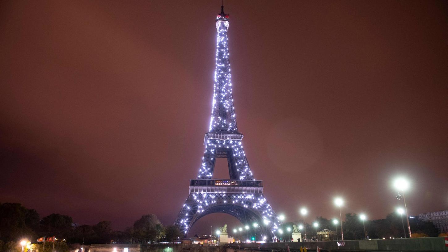 Bislang leuchtete der Eiffelturm in Paris bis tief in die Nacht, aber künftig gehen die Lichter wegen der Energiekrise bereits um 23.45 Uhr aus. Bislang leuchtete der Eiffelturm in Paris bis tief in die Nacht, aber künftig gehen die Lichter wegen der Energiekrise bereits um 23.45 Uhr aus.