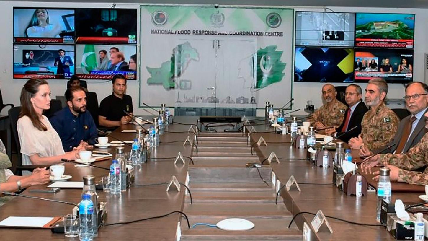 US-Schauspielerin Angelina Jolie (2.v.l) nimmt an einem Treffen mit pakistanischen Regierungs- und Militärvertretern über die durch die Überschwemmungen verursachten Schäden in Pakistan teil. US-Schauspielerin Angelina Jolie (2.v.l) nimmt an einem Treffen mit pakistanischen Regierungs- und Militärvertretern über die durch die Überschwemmungen verursachten Schäden in Pakistan teil.