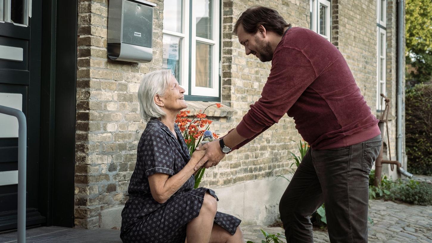 Charly Hübner als Ingwer und Hildegard Schmahl als Ella in einer Szene des Films "Mittagsstunde".