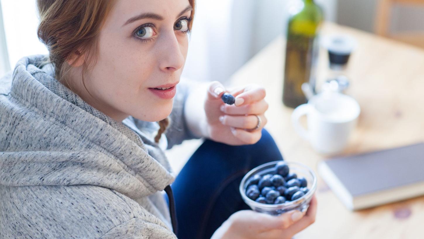 Laut einer Studie essen Frauen im Durchschnitt etwas mehr Obst und stärkearmes Gemüse als Männer. Laut einer Studie essen Frauen im Durchschnitt etwas mehr Obst und stärkearmes Gemüse als Männer.