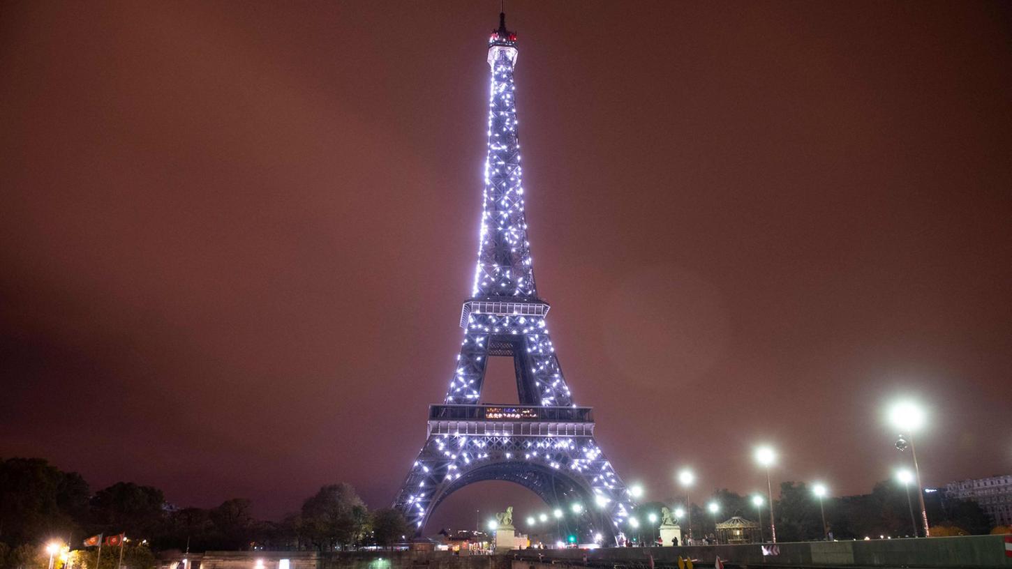 Bislang leuchtete der Eiffelturm in Paris bis tief in die Nacht, aber künftig gehen die Lichter wegen der Energiekrise bereits um 23.45 Uhr aus.