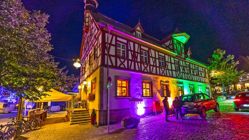 Auch das Alte Rathaus, das schon lange die "HerzoBar" beherbergt, leuchtet in bunten Farben.
