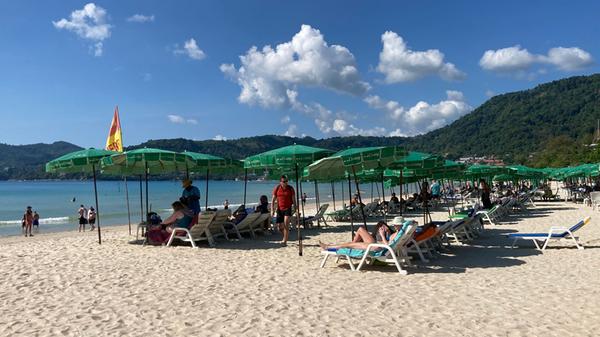 Thailand möchte weg vom Massentourismus. 2019 hatte das Land rund 40 Millionen Besucherinnen und Besucher. Während der Pandemie blieb der Massentourismus aus und das Land bemerkte positive Auswirkungen auf die vielen Naturparks des Lande, wie derstandard berichtet. Aus diesem Grund hat der Minister für natürliche Ressourcen und Umwelt in Thailand sogar angeordnet, dass alle Naturparks in Thailand ab sofort jährlich eine mindestens einmonatige Pause einlegen sollen, heißt es bei derstandard weiter.