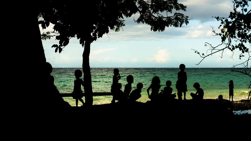 Der Strand Kakambona in Honiara, die Hauptstadt von den Salomonen.