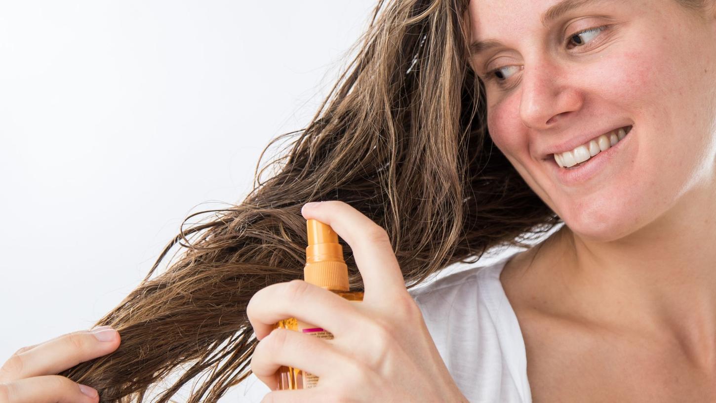Sogenannte Leave-in-Conditioner werden zwar wie gewohnt nach dem Waschen ins Haar gegeben, bleiben aber ohne Ausspülen drin. Sogenannte Leave-in-Conditioner werden zwar wie gewohnt nach dem Waschen ins Haar gegeben, bleiben aber ohne Ausspülen drin.