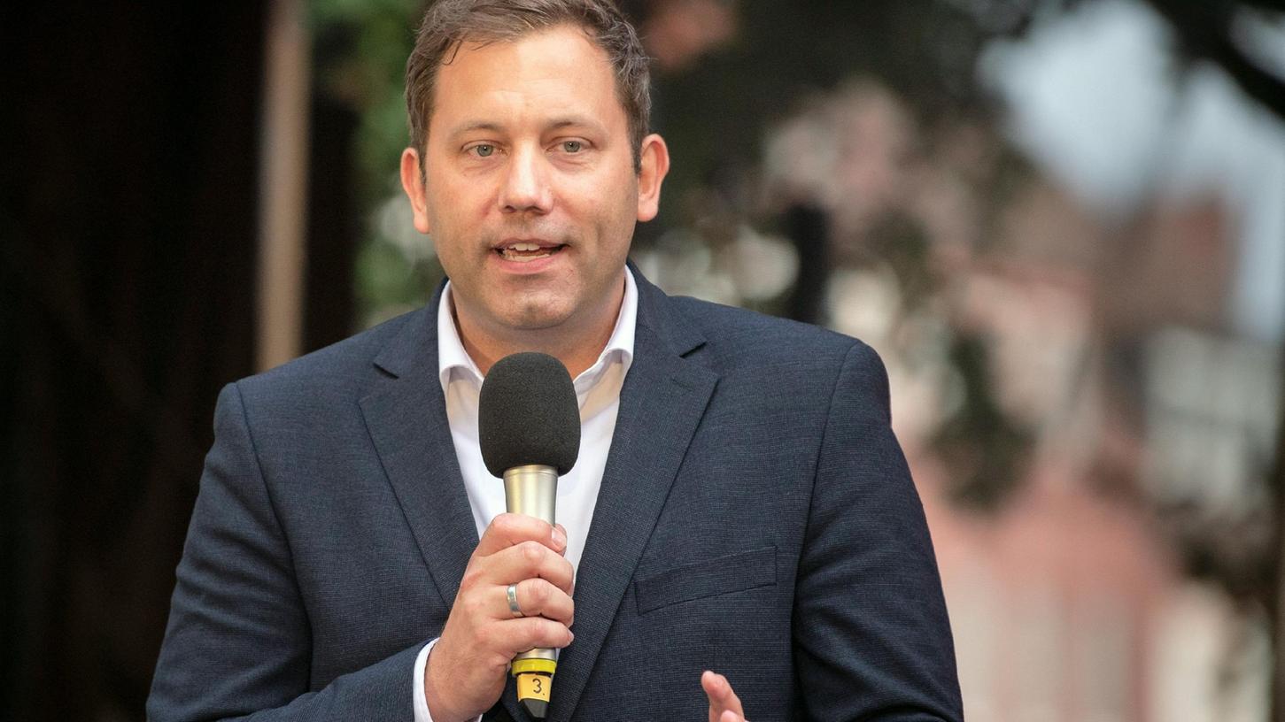 SPD-Vorsitzender Lars Klingbeil betonte, dass es neben der Unterstützung der Ukraine auch darum gehe, "einen Dritten Weltkrieg zu verhindern".
SPD-Vorsitzender Lars Klingbeil betonte, dass es neben der Unterstützung der Ukraine auch darum gehe, "einen Dritten Weltkrieg zu verhindern".