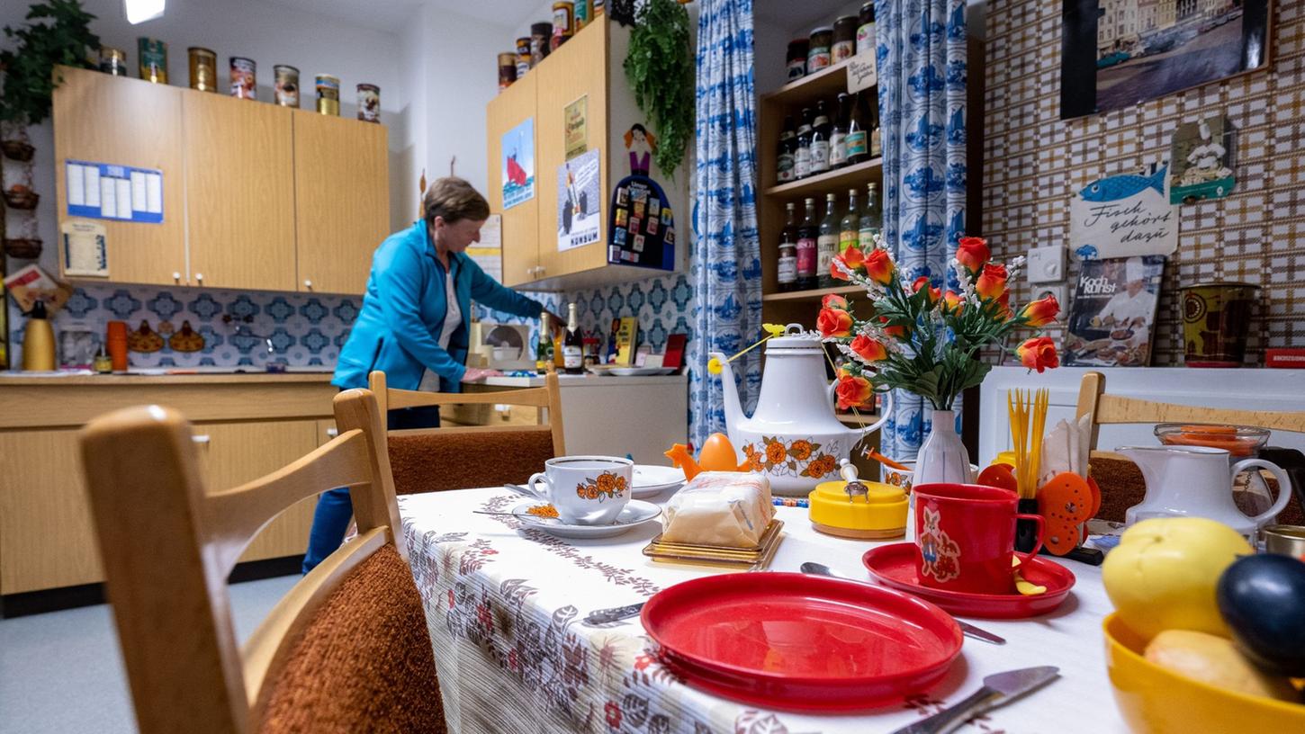 Die Schränke, die Tapete, das Geschirr: So sieht die Küche in der nachgebauten DDR-Wohnung aus. Die Schränke, die Tapete, das Geschirr: So sieht die Küche in der nachgebauten DDR-Wohnung aus.