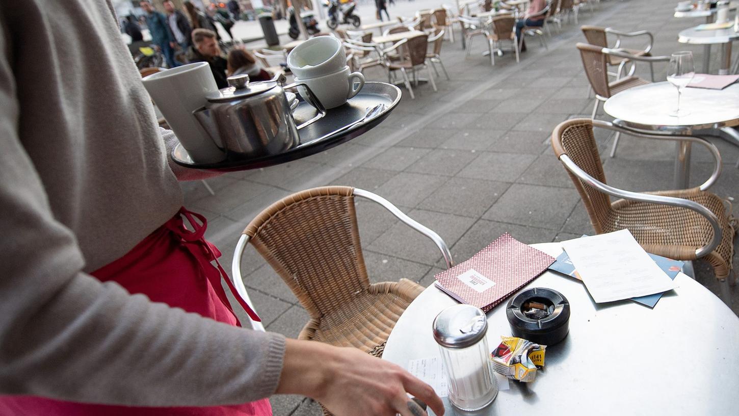 Wer kein Bafög erhält, geht neben dem Studium meist einer bezahlten Tätigkeit nach. Bei Notlagen auf dem Arbeitsmarkt soll Studierenden der Zugang zum Bafög nun erleichtert werden. Wer kein Bafög erhält, geht neben dem Studium meist einer bezahlten Tätigkeit nach. Bei Notlagen auf dem Arbeitsmarkt soll Studierenden der Zugang zum Bafög nun erleichtert werden.
