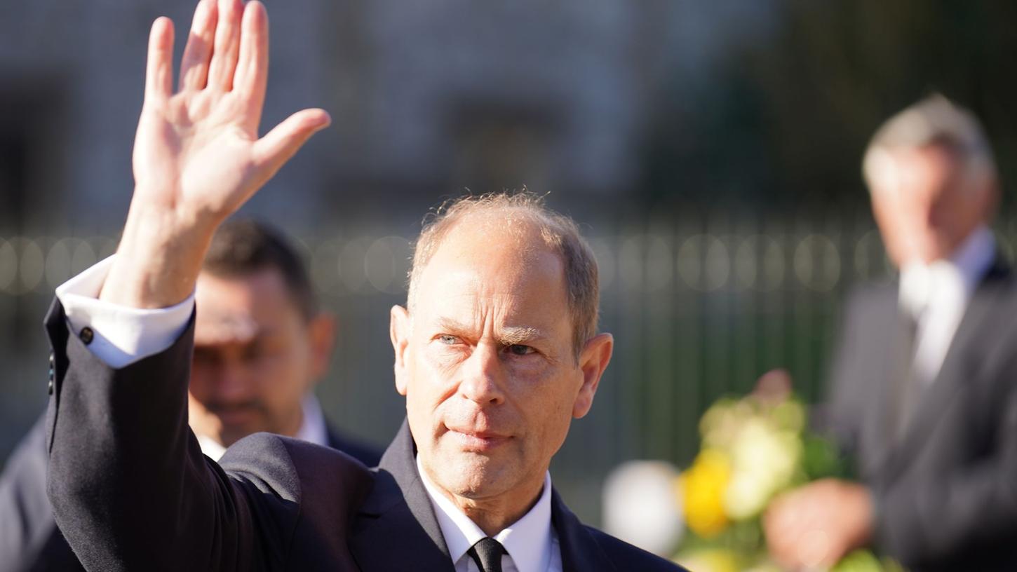 Prinz Edward hat sein in Ostwestfalen stationiertes Regiment, die Royal Wessex Yeomanry, besucht. Prinz Edward hat sein in Ostwestfalen stationiertes Regiment, die Royal Wessex Yeomanry, besucht.