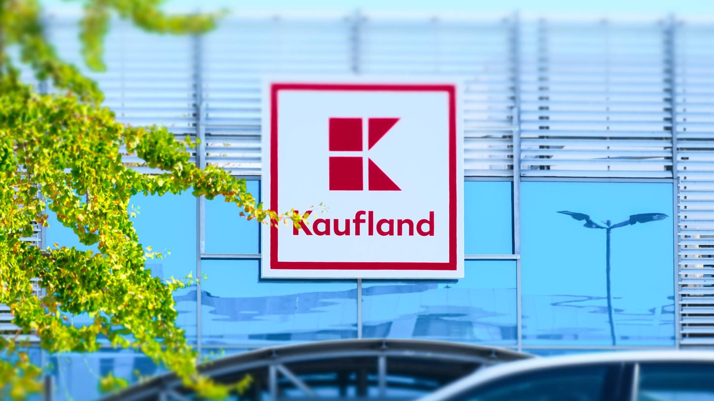 Antifa-Merch verboten, rechte Literatur erlaubt? Kaufland steht aktuell in der Kritik. Antifa-Merch verboten, rechte Literatur erlaubt? Kaufland steht aktuell in der Kritik.