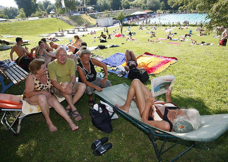 Der Schwimmverbund Bayern 07 ist einer der ältesten Nürnberger Schwimmvereine mit eigenem beheizten Freibad sowie überdachtem Mutter-Kind-Planschbecken. Unter der Woche ist das Freibad täglich von 10 Uhr bis 19.30 Uhr geöffnet, am Wochenende und in den Schulferien von 9 Uhr bis 19.30 Uhr. Infos zu Preisen gibt es auf der Homepage.