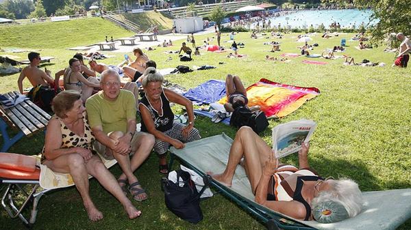 Der Schwimmverbund Bayern 07 ist einer der ältesten Nürnberger Schwimmvereine mit eigenem beheizten Freibad sowie überdachtem Mutter-Kind-Planschbecken. Unter der Woche ist das Freibad täglich von 10 Uhr bis 19.30 Uhr geöffnet, am Wochenende und in den Schulferien von 9 Uhr bis 19.30 Uhr. Infos zu Preisen gibt es auf der Homepage.