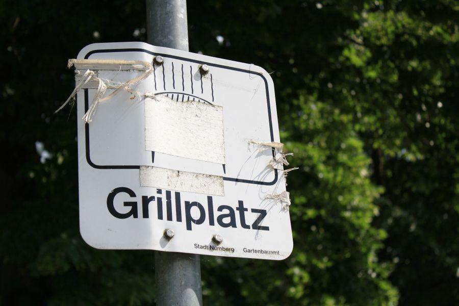Das beliebte Naherholungsgebiet rund um den Dutzendteich liegt im Süden der Stadt und ist ein beliebtes Ziel für alle Grillfreunde. Auf der Fläche nördlich des Silbersees im Alfred-Hensel-Weg darf offiziell gegrillt werden. Grillfreunden stehen Bänke und Tische zur Verfügung, einen Grill muss man aber selbst mitbringen.