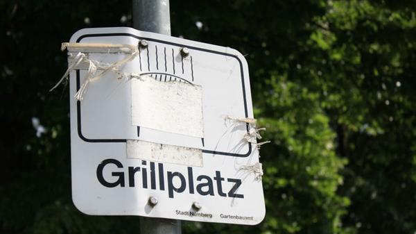 Das beliebte Naherholungsgebiet rund um den Dutzendteich liegt im Süden der Stadt und ist ein beliebtes Ziel für alle Grillfreunde. Auf der Fläche nördlich des Silbersees im Alfred-Hensel-Weg darf offiziell gegrillt werden. Grillfreunden stehen Bänke und Tische zur Verfügung, einen Grill muss man aber selbst mitbringen.