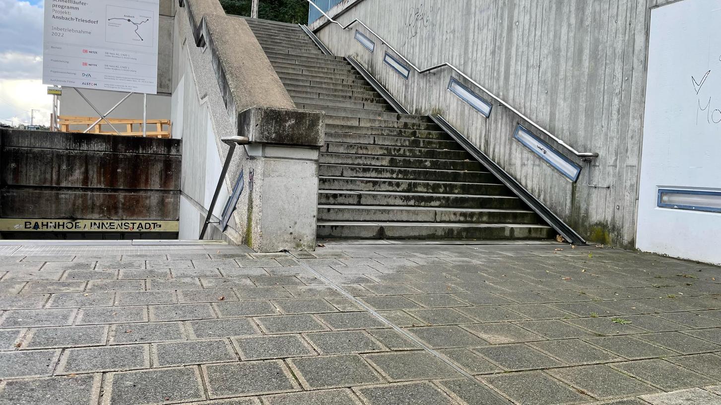 Auf dieser Treppe in Ansbach war vor gut zwei Wochen ein 30-Jähriger mit zwei Messern auf einen 17 Jahre alten Mann losgegangen.
Auf dieser Treppe in Ansbach war vor gut zwei Wochen ein 30-Jähriger mit zwei Messern auf einen 17 Jahre alten Mann losgegangen.