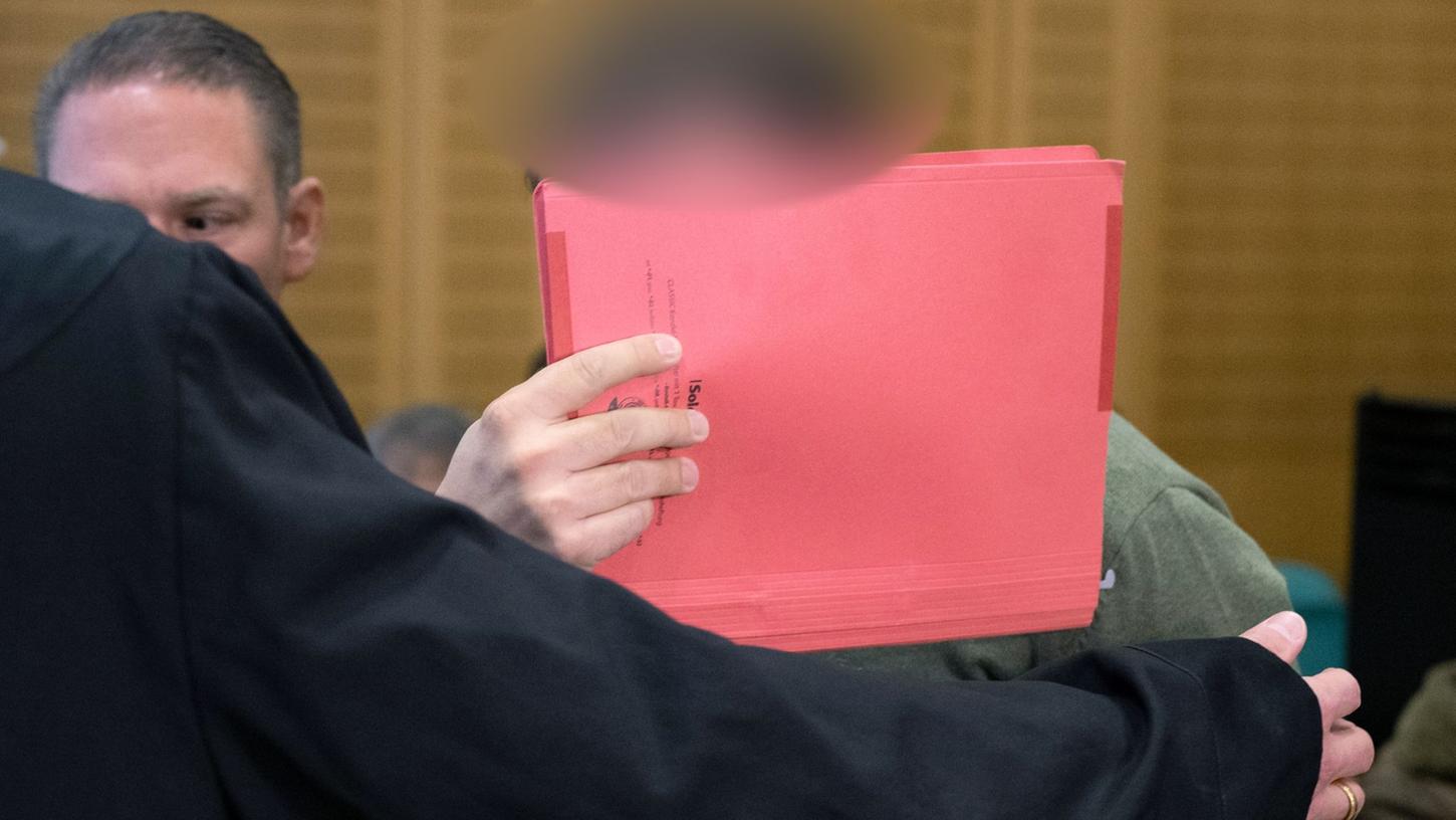 Der 35-jährige Angeklagte soll als Fußball-Jugendtrainer in zahlreichen Fällen Jugendliche vergewaltigt und missbraucht haben. Der 35-jährige Angeklagte soll als Fußball-Jugendtrainer in zahlreichen Fällen Jugendliche vergewaltigt und missbraucht haben.