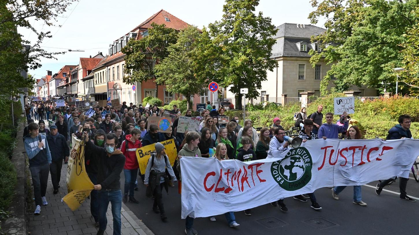 Am Freitag, 23. September 2022, riefen FFF auch in Erlangen zum Klimastreik auf: Auf dem Schlossplatz gab es die Auftaktdemo, dann ging es in einem mächtig langen Demonstrationszug durch die Stadt zurück zum Schlossplatz.
Am Freitag, 23. September 2022, riefen FFF auch in Erlangen zum Klimastreik auf: Auf dem Schlossplatz gab es die Auftaktdemo, dann ging es in einem mächtig langen Demonstrationszug durch die Stadt zurück zum Schlossplatz.