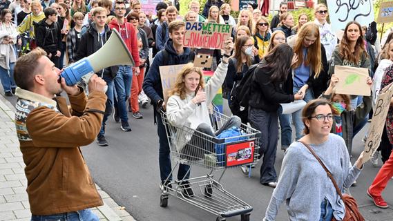Hunderte Menschen demonstrieren in Erlangen mit Fridays for Future