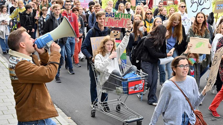 Hunderte Menschen demonstrieren in Erlangen mit Fridays for Future Hunderte Menschen demonstrieren in Erlangen mit Fridays for Future