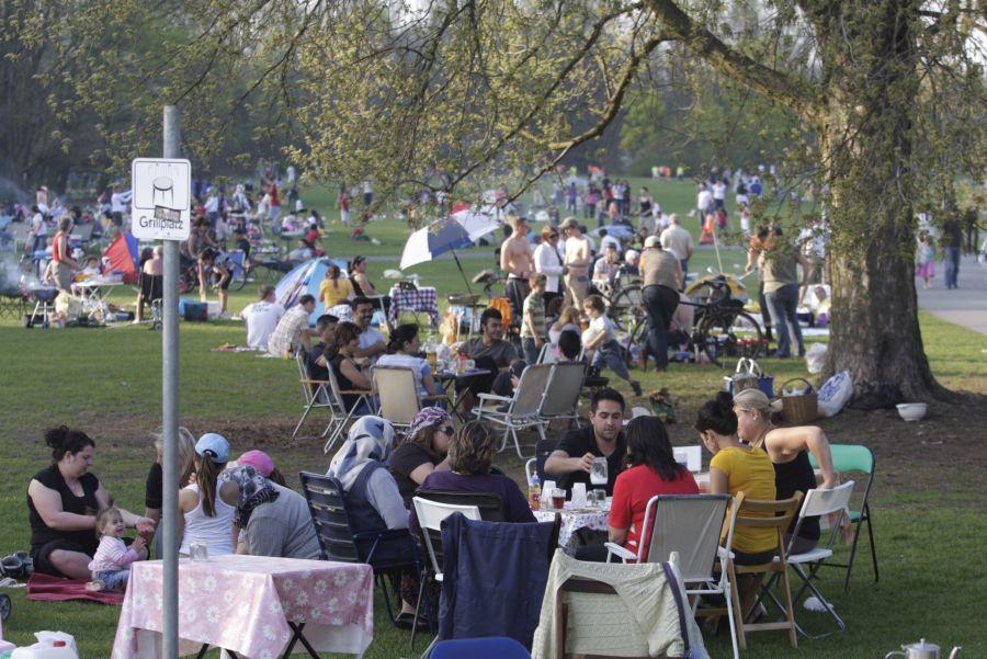 Wer sich nicht auf einem offiziell ausgeschilderten Grillplatz vergnügt, der kann mit dem Gesetz in Konflikt treten. Hier wird jedoch alles richtig gemacht.