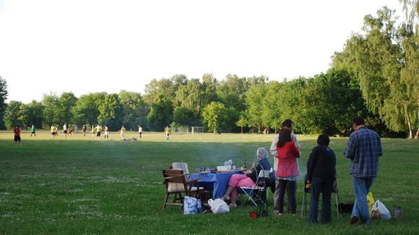 Der Marienbergpark ist ein riesiges Areal im Nürnberger Norden. Im Sommer treffen sich dort viele Leute, um gemeinsam zu grillen. Breite Wege erstrecken sich über den ganzen Park und laden zum Joggen und Inlineskaten ein. Zusätzlich steht den Kleinen ein Spielplatz zur Verfügung. Unser Tipp: Über den gesamten Park sind Stationen verteilt, an denen man genaue Anleitungen für Sportübungen findet. Sportanfänger können sich leicht an dem Zirkeltraining orientieren, aber auch Geübte können sich von den Schildern neu inspirieren lassen.