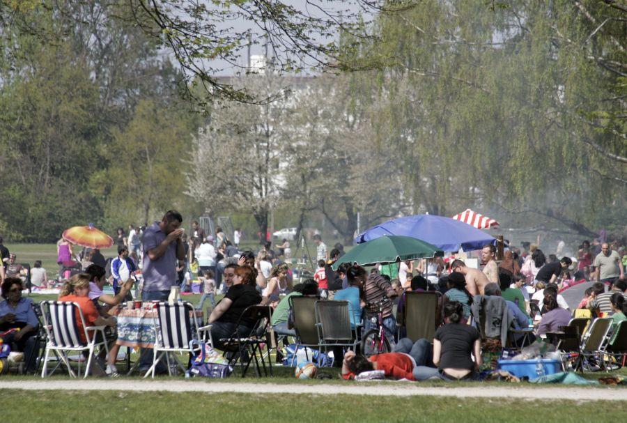 Voll ausgerüstet: Mit Tischen, Schirmen und bequemen Stühlen macht man sich hier einen angenehmen Nachmittag.