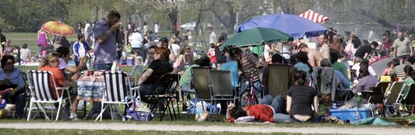 Voll ausgerüstet: Mit Tischen, Schirmen und bequemen Stühlen macht man sich hier einen angenehmen Nachmittag.