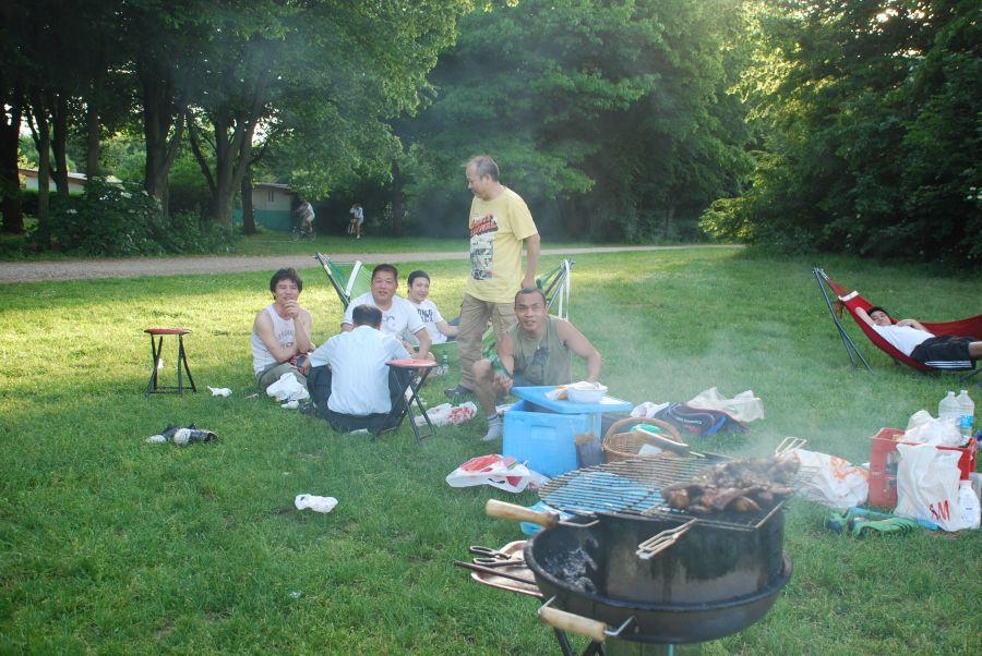 Der wohl beliebteste öffentliche Grillplatz in Nürnberg ist der Marienbergpark. Hier herrscht genau die richtige Stimmung: Im Kreis mit den Freunden, direkt daneben ein saftiges Stück Fleisch auf dem Grill. Die größte Parkanlage der Stadt Nürnberg bietet Raum für viele Aktivitäten. Fest installierte Grillherde und Sitzmöglichkeiten machen das Grillvergnügen perfekt.