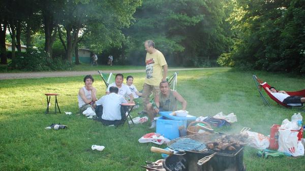 Der wohl beliebteste öffentliche Grillplatz in Nürnberg ist der Marienbergpark. Hier herrscht genau die richtige Stimmung: Im Kreis mit den Freunden, direkt daneben ein saftiges Stück Fleisch auf dem Grill. Die größte Parkanlage der Stadt Nürnberg bietet Raum für viele Aktivitäten. Fest installierte Grillherde und Sitzmöglichkeiten machen das Grillvergnügen perfekt.