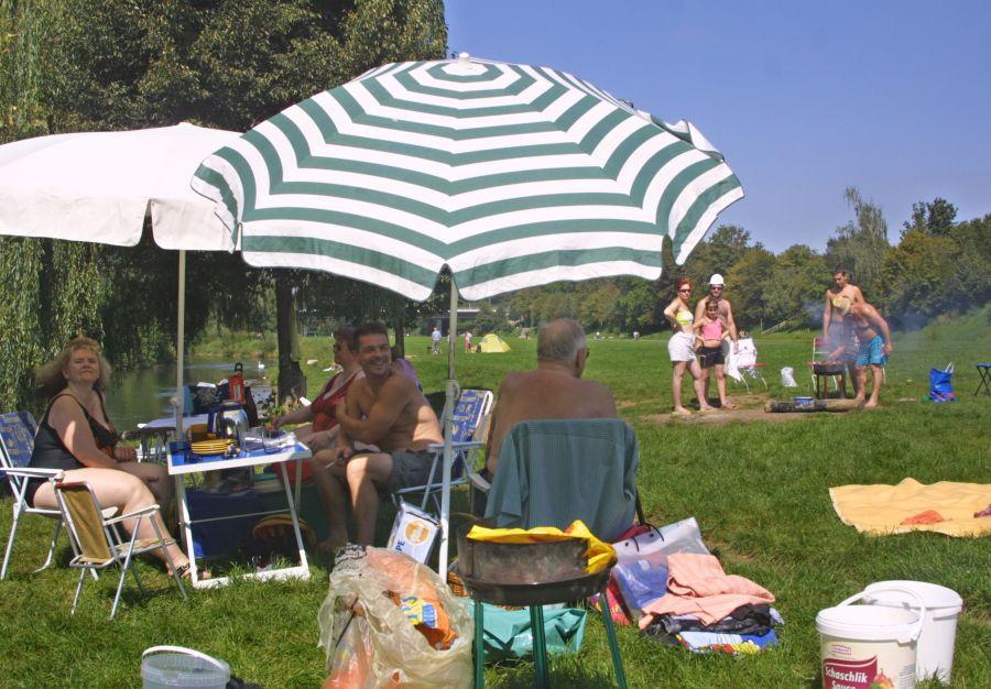 Auf der Suche nach Gleichgesinnten treffen Grillfreunde auch am Pegnitzufer viele Mitstreiter. Die Pegnitzauen ziehen sich als Grünfläche durch die Stadt Nürnberg entlang der Pegnitz. Ob auf der Wiese oder unter schattigen Bäumen - flussabwärts vom Lederersteg bis zum Trimmpfad beim Bolzplatz und von der Theodor-Heuss-Brücke bis zum Sportplatz - hier darf überall gegrillt werden. Den Grill muss man allerdings selbst mitbringen.