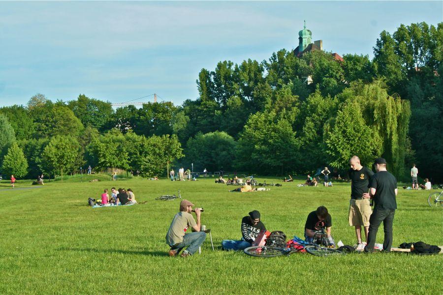 Viele Jugendliche nutzen hier die Fläche, um in der warmen Sonne gemeinsam zu essen.