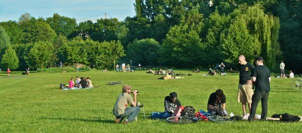 Viele Jugendliche nutzen hier die Fläche, um in der warmen Sonne gemeinsam zu essen.